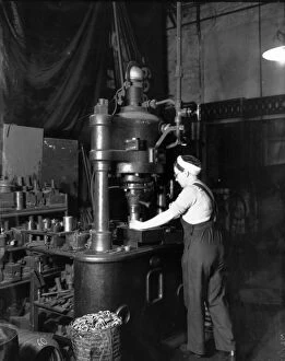 Images Dated 28th February 2014: Woman using steam press at Swindon Works, 1942