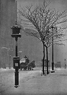 <b class=qtipBold><figcaption>5th Avenue under Snow</figcaption></b><br>A snowy morning in Fifth Avenue Date: 1903<br><em>© Mary Evans Picture Library</em> 5th Avenue under Snow