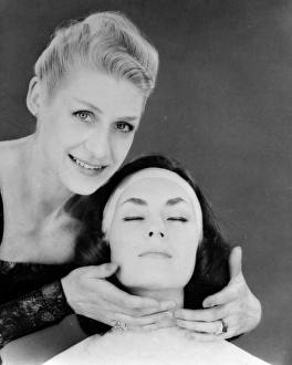 Advertisement for Elizabeth Arden cosmetics Advertisement for Elizabeth Arden cosmetics