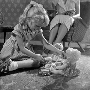 <b class=qtipBold><figcaption>Advertisement for Lifeguard soap</figcaption></b><br>Advertisement for Lifeguard soap -- little girl and adult female models posing (Sandra Palmer and Geraldine Hill). 1959<br><em>© The Colin Sherborne Collection/Mary Evans Picture Library</em> Advertisement for Lifeguard soap
