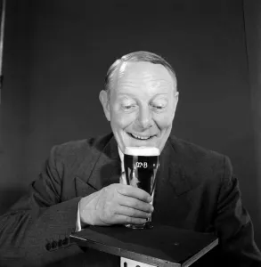 <b class=qtipBold><figcaption>Advertisement for M&B Export Beer</figcaption></b><br>Advertisement for M&B Export Beer -- male model (Derek Prentice) holding a full pint glass. 1959<br><em>© The Colin Sherborne Collection/Mary Evans Picture Library</em> Advertisement for M&B Export Beer