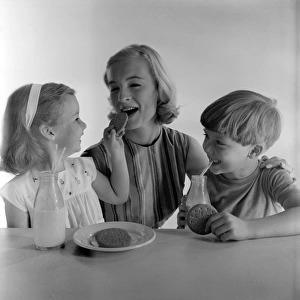 <b class=qtipBold><figcaption>Advertisement for McVitie biscuits</figcaption></b><br>Advertisement for McVitie biscuits -- models posing as mother and two children (Jane Hancock, Merrill Colbrook and John Moulder Brown). 1959<br><em>© The Colin Sherborne Collection/Mary Evans Picture Library</em> Advertisement for McVitie biscuits