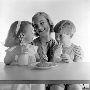 <b class=qtipBold><figcaption>Advertisement for McVitie biscuits</figcaption></b><br>Advertisement for McVitie biscuits -- models posing as mother and two children (Jane Hancock, Merrill Colbrook and John Moulder Brown). 1959<br><em>© The Colin Sherborne Collection/Mary Evans Picture Library</em> Advertisement for McVitie biscuits