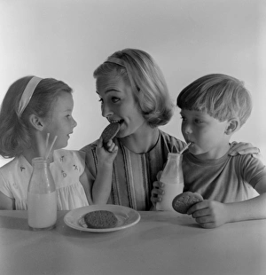 <b class=qtipBold><figcaption>Advertisement for McVitie biscuits</figcaption></b><br>Advertisement for McVitie biscuits -- models posing as mother and two children (Jane Hancock, Merrill Colbrook and John Moulder Brown). 1959<br><em>© The Colin Sherborne Collection/Mary Evans Picture Library</em> Advertisement for McVitie biscuits
