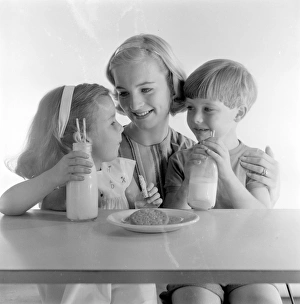 <b class=qtipBold><figcaption>Advertisement for McVitie biscuits</figcaption></b><br>Advertisement for McVitie biscuits -- models posing as mother and two children (Jane Hancock, Merrill Colbrook and John Moulder Brown). 1959<br><em>© The Colin Sherborne Collection/Mary Evans Picture Library</em> Advertisement for McVitie biscuits