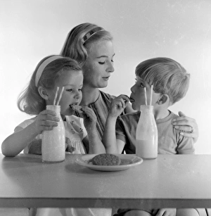 <b class=qtipBold><figcaption>Advertisement for McVitie biscuits</figcaption></b><br>Advertisement for McVitie biscuits -- models posing as mother and two children (Jane Hancock, Merrill Colbrook and John Moulder Brown). 1959<br><em>© The Colin Sherborne Collection/Mary Evans Picture Library</em> Advertisement for McVitie biscuits