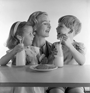 <b class=qtipBold><figcaption>Advertisement for McVitie biscuits</figcaption></b><br>Advertisement for McVitie biscuits -- models posing as mother and two children (Jane Hancock, Merrill Colbrook and John Moulder Brown). 1959<br><em>© The Colin Sherborne Collection/Mary Evans Picture Library</em> Advertisement for McVitie biscuits