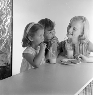 <b class=qtipBold><figcaption>Advertisement for McVitie biscuits</figcaption></b><br>Advertisement for McVitie biscuits -- models posing as mother and two children (Jane Hancock, Merrill Colbrook and John Moulder Brown). 1959<br><em>© The Colin Sherborne Collection/Mary Evans Picture Library</em> Advertisement for McVitie biscuits