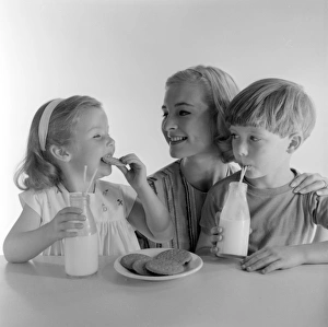 <b class=qtipBold><figcaption>Advertisement for McVitie biscuits</figcaption></b><br>Advertisement for McVitie biscuits -- models posing as mother and two children (Jane Hancock, Merrill Colbrook and John Moulder Brown). 1959<br><em>© The Colin Sherborne Collection/Mary Evans Picture Library</em> Advertisement for McVitie biscuits