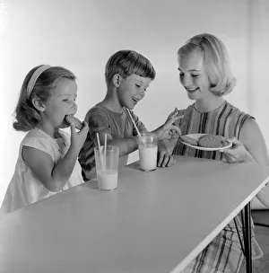 <b class=qtipBold><figcaption>Advertisement for McVitie biscuits</figcaption></b><br>Advertisement for McVitie biscuits -- models posing as mother and two children (Jane Hancock, Merrill Colbrook and John Moulder Brown). 1959<br><em>© The Colin Sherborne Collection/Mary Evans Picture Library</em> Advertisement for McVitie biscuits
