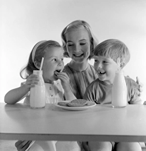 <b class=qtipBold><figcaption>Advertisement for McVitie biscuits</figcaption></b><br>Advertisement for McVitie biscuits -- models posing as mother and two children (Jane Hancock, Merrill Colbrook and John Moulder Brown). 1959<br><em>© The Colin Sherborne Collection/Mary Evans Picture Library</em> Advertisement for McVitie biscuits