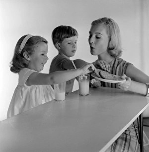 <b class=qtipBold><figcaption>Advertisement for McVitie biscuits</figcaption></b><br>Advertisement for McVitie biscuits -- models posing as mother and two children (Jane Hancock, Merrill Colbrook and John Moulder Brown). 1959<br><em>© The Colin Sherborne Collection/Mary Evans Picture Library</em> Advertisement for McVitie biscuits