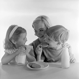 <b class=qtipBold><figcaption>Advertisement for McVitie biscuits</figcaption></b><br>Advertisement for McVitie biscuits -- models posing as mother and two children (Jane Hancock, Merrill Colbrook and John Moulder Brown). 1959<br><em>© The Colin Sherborne Collection/Mary Evans Picture Library</em> Advertisement for McVitie biscuits