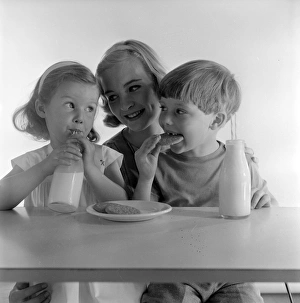 <b class=qtipBold><figcaption>Advertisement for McVitie biscuits</figcaption></b><br>Advertisement for McVitie biscuits -- models posing as mother and two children (Jane Hancock, Merrill Colbrook and John Moulder Brown). 1959<br><em>© The Colin Sherborne Collection/Mary Evans Picture Library</em> Advertisement for McVitie biscuits