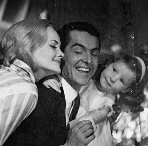 <b class=qtipBold><figcaption>Advertisement for Remington shavers</figcaption></b><br>Advertisement for Remington shavers -- three models posing as a happy family (J Fenton, Sarah Branch and Jane Hancock). 1959<br><em>© The Colin Sherborne Collection/Mary Evans Picture Library</em> Advertisement for Remington shavers