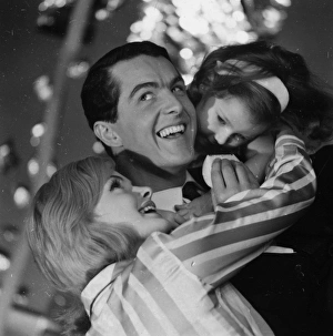 <b class=qtipBold><figcaption>Advertisement for Remington shavers</figcaption></b><br>Advertisement for Remington shavers -- three models posing as a happy family (J Fenton, Sarah Branch and Jane Hancock). 1959<br><em>© The Colin Sherborne Collection/Mary Evans Picture Library</em> Advertisement for Remington shavers