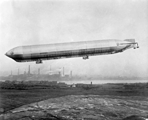 Airship R9 returning to landing party Airship R9 returning to landing party