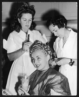 1943 Gallery: Anne Shirley / Hairdresser