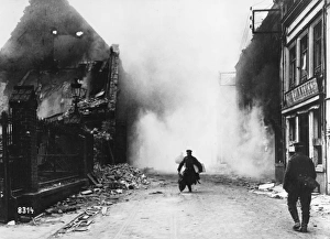 <b class=qtipBold><figcaption>Armetieres 1918</figcaption></b><br>A British shell bursting in Armentieres and a soldier running to evacuate the town on the Western Front in France during World War I in April 1918<br><em>© Mary Evans/Robert Hunt Collection</em> Armetieres 1918