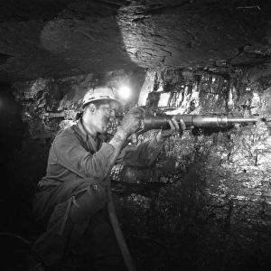 <b class=qtipBold><figcaption>Bank Hall Colliery, Mining</figcaption></b><br>Bank Hall Colliery, Burnley, Lancashire, England. Within the confined surroundings of the pit face, a miner drills into the coal<br><em>© Mary Evans Picture Library/HENRY GRANT</em> Bank Hall Colliery, Mining