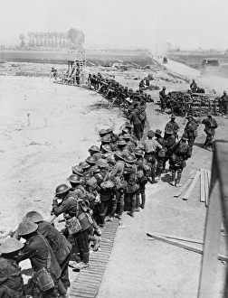 <b class=qtipBold><figcaption>Battle of Messines 1917</figcaption></b><br>Soldiers of the 13th Brigade (who were to take part in the second phase of the battle) studying a large contour map of the area to be attacked between Petit Pont and Nieppe on the Western Front in France during World War I in June 1917<br><em>© Mary Evans/Robert Hunt Collection</em> Battle of Messines 1917
