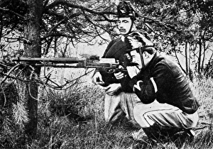 Belgian soldiers working a Hotchkiss machine-gun Belgian soldiers working a Hotchkiss machine-gun