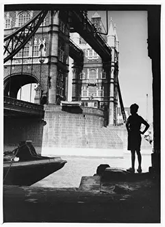 <b class=qtipBold><figcaption>Boy & Tower Bridge</figcaption></b><br>A boy stands in the shadow of Tower Bridge, London, to admire it.<br><em>© Mary Evans Picture Library 2015 - https://copyrighthub.org/s0/hub1/creation/maryevans/MaryEvansPictureID/10155619</em> Boy & Tower Bridge