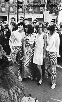 British models bring the London look to Paris, 1966 British models bring the London look to Paris, 1966