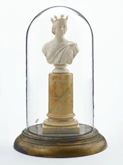 <b class=qtipBold><figcaption>Bust in glass dome</figcaption></b><br>Glass dome with metal base. Date:<br><em>© The Geffrye Museum of the Home / Mary Evans Picture Library</em> Bust in glass dome