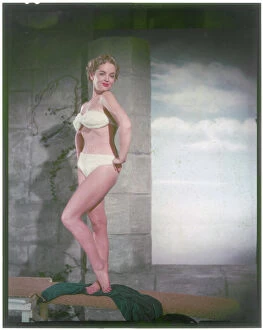 Confident Gallery: Buxom Blonde in Bikini