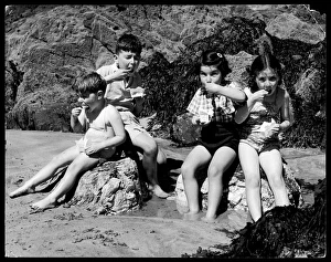 <b class=qtipBold><figcaption>Children on the Beach</figcaption></b><br>Four young children enjoy an ice cream on the beach.<br><em>© Mary Evans Picture Library</em> Children on the Beach
