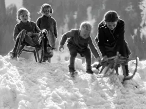 <b class=qtipBold><figcaption>Children Sledging</figcaption></b><br>Four children position their sledges, ready for a downhill race!<br><em>© Mary Evans Picture Library</em> Children Sledging