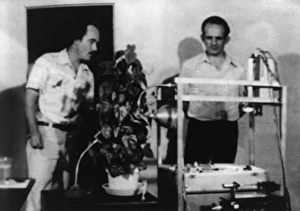 Cleveland Gallery: Cleve Backster experimenting on plant sensitivity
