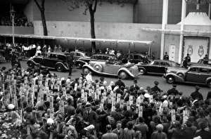 Images Dated 18th August 2011: Coronation. Abbey. Cars deposit their passengers