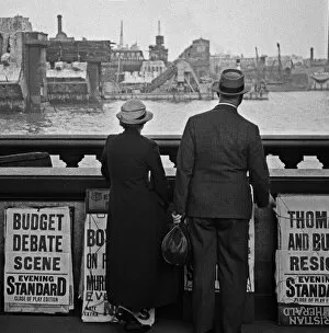 Budget Gallery: Couple on Waterloo Bridge, London