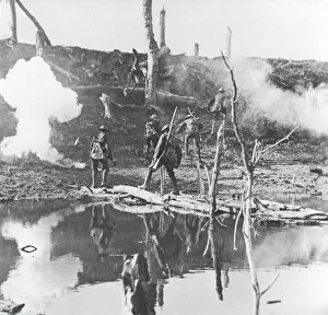 <b class=qtipBold><figcaption>Crossing the Canal du Nord 1918</figcaption></b><br>Soldiers crossing the Canal du Nord on the Western Front in France during World War I in 1918<br><em>© Mary Evans/Robert Hunt Collection</em> Crossing the Canal du Nord 1918