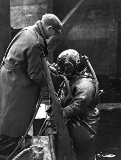 Assistance Collection: Deep sea diver at work