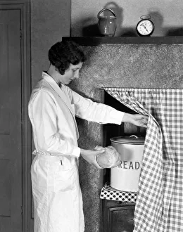 Curtain Gallery: Discreet Bread Bin