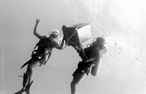 Inflatable Gallery: Divers underwater off the coast of Malta