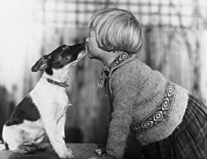 <b class=qtipBold><figcaption>Dog Kissing Girl</figcaption></b><br>A little girl screws up her face as a dog kisses her!<br><em>© Mary Evans Picture Library</em> Dog Kissing Girl