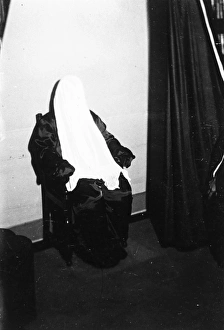 <b class=qtipBold><figcaption>Duncan Ectoplasm 3</figcaption></b><br>Medium Helen Duncan's head is covered with ectoplasm during a sitting for Harry Price<br><em>© Mary Evans Picture Library 2015 - https://copyrighthub.org/s0/hub1/creation/maryevans/MaryEvansPictureID/10197143</em> Duncan Ectoplasm 3