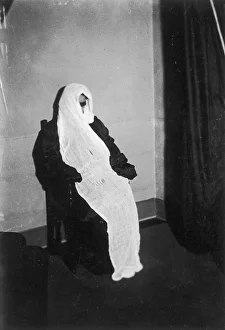 <b class=qtipBold><figcaption>Duncan Ectoplasm</figcaption></b><br>HELEN DUNCAN, tested by Harry Price, produces swathes of ectoplasmic material which closely resembles cheesecloth<br><em>© Mary Evans Picture Library/HARRY</em> Duncan Ectoplasm