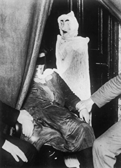 <b class=qtipBold><figcaption>Duncan Materialisation</figcaption></b><br>Helen Duncan, in her own home, produced a materialised figure while her hands are held by sitters<br><em>© Mary Evans Picture Library/HARRY</em> Duncan Materialisation