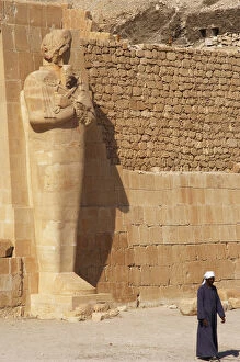 Images Dated 27th November 2003: Egypt. Egyptian man in the Hatshepsuts Temple. Deir el-Baha