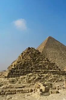 Images Dated 20th November 2003: Egypt. Henutsens pyramid at Giza with the Pyramid of Khufu