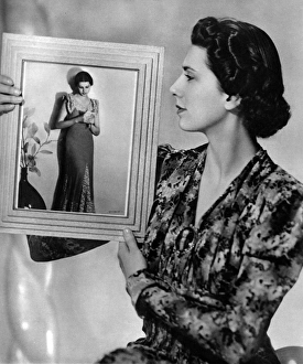 Broadcaster Gallery: Elizabeth Cowell - television presenter by Yevonde