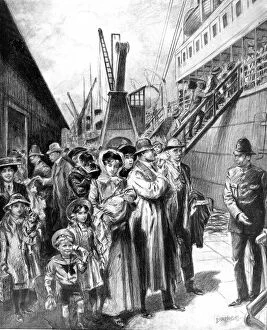 Images Dated 16th December 2004: Emigrants embarking at the Royal Albert Docks, London, 1911