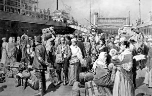Images Dated 16th December 2004: Emigrants waiting to board ship, Liverpool, 1907