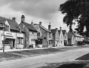 Village Prints: Broadway Print: 16th Century Limestone Buildings in Worcestershire