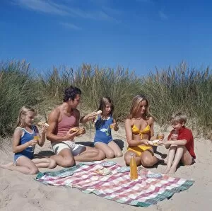 Images Dated 8th December 2016: Family of five with picnic on beach